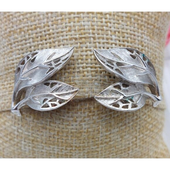 Cute Crown TRIFARI Silver Tone Vintage Leaf Clip On Earrings Brushed & Smooth 1" - Picture 1 of 9